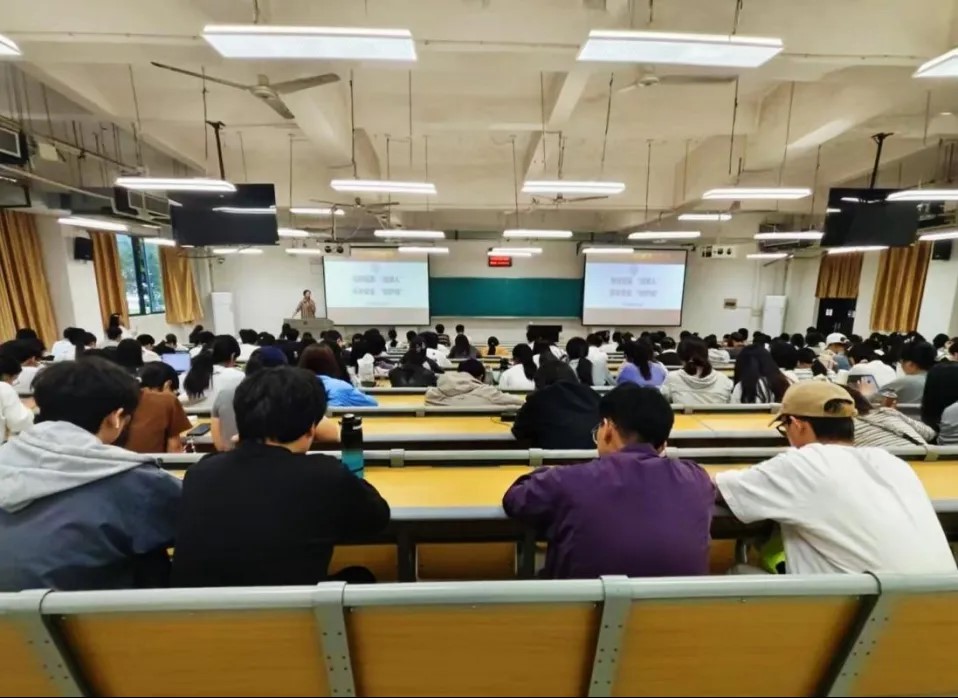 文学院召开寝室长大会 压实安全...