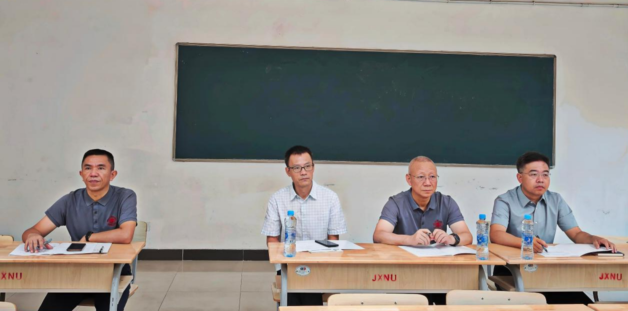 舒平贵深入文学院课堂听取“开学...