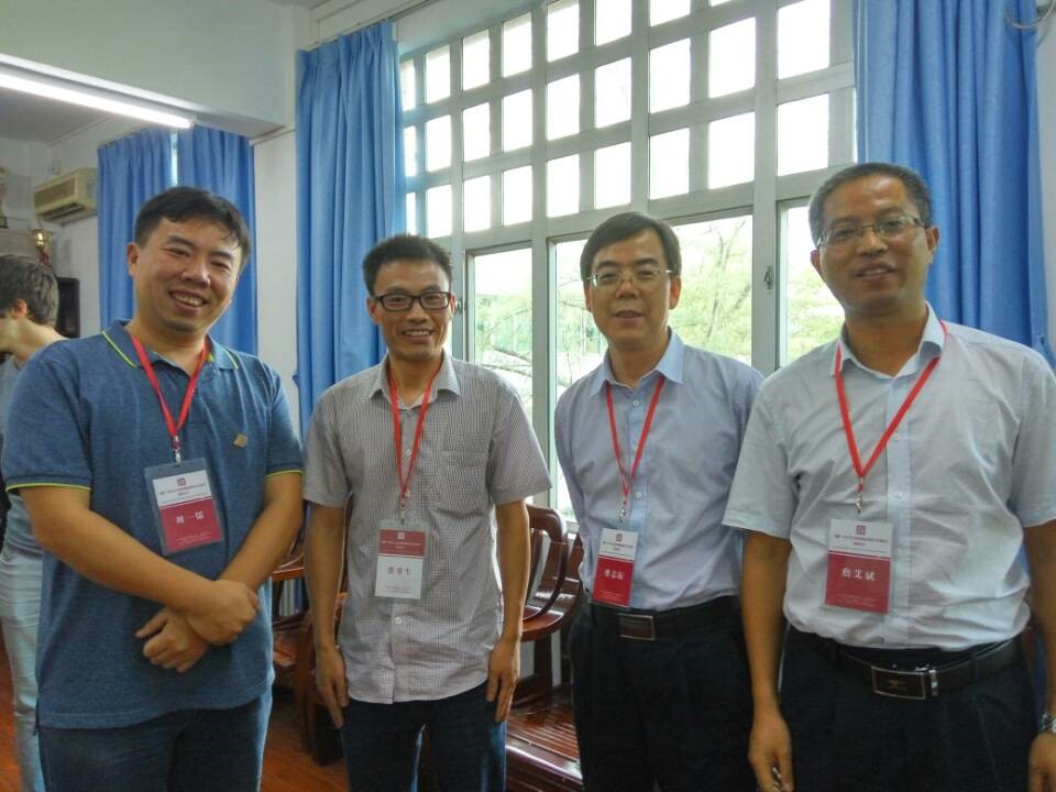 图2 会议期间与中国语言资源保护研究中心主任曹志耘教授合影