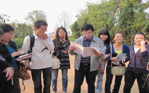 在唱凯小学看望学生，并翻阅实习简报