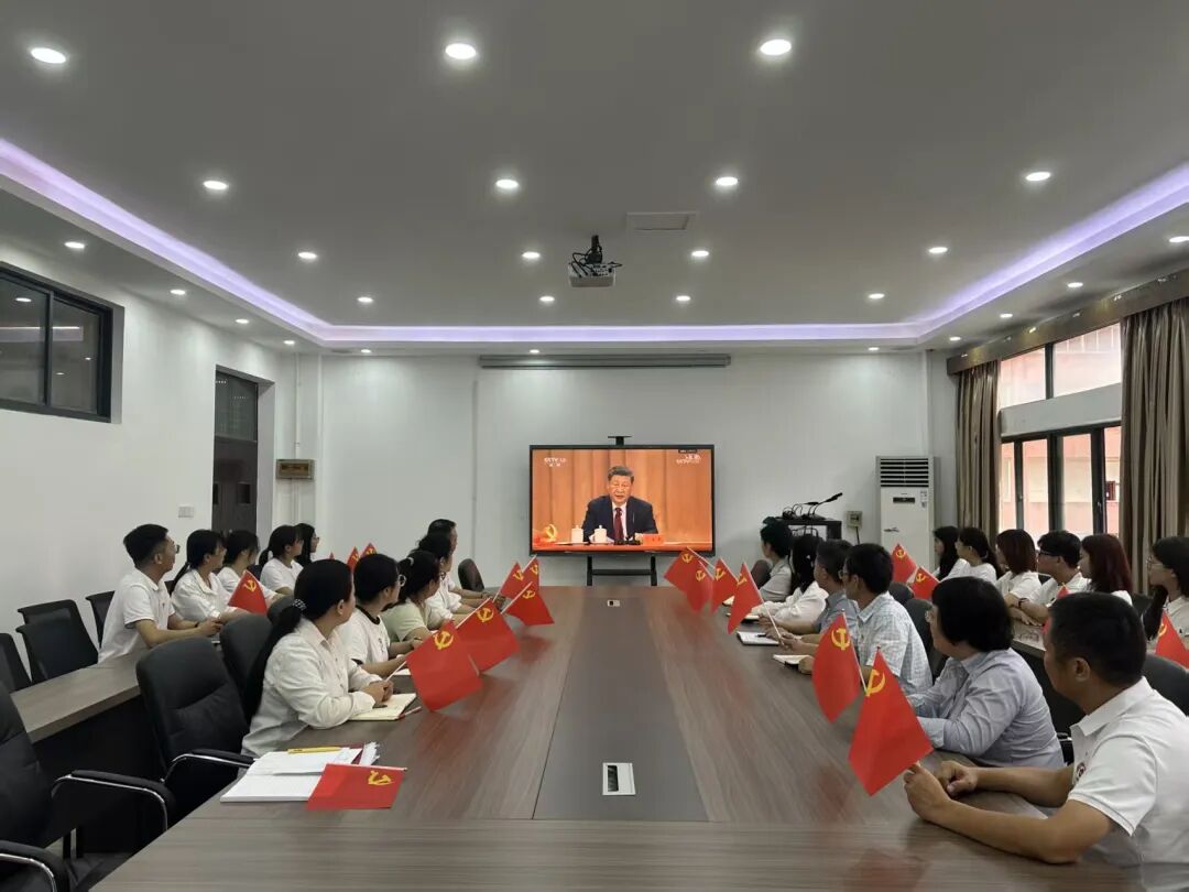 文学院师生党员认真收看庆祝中国...